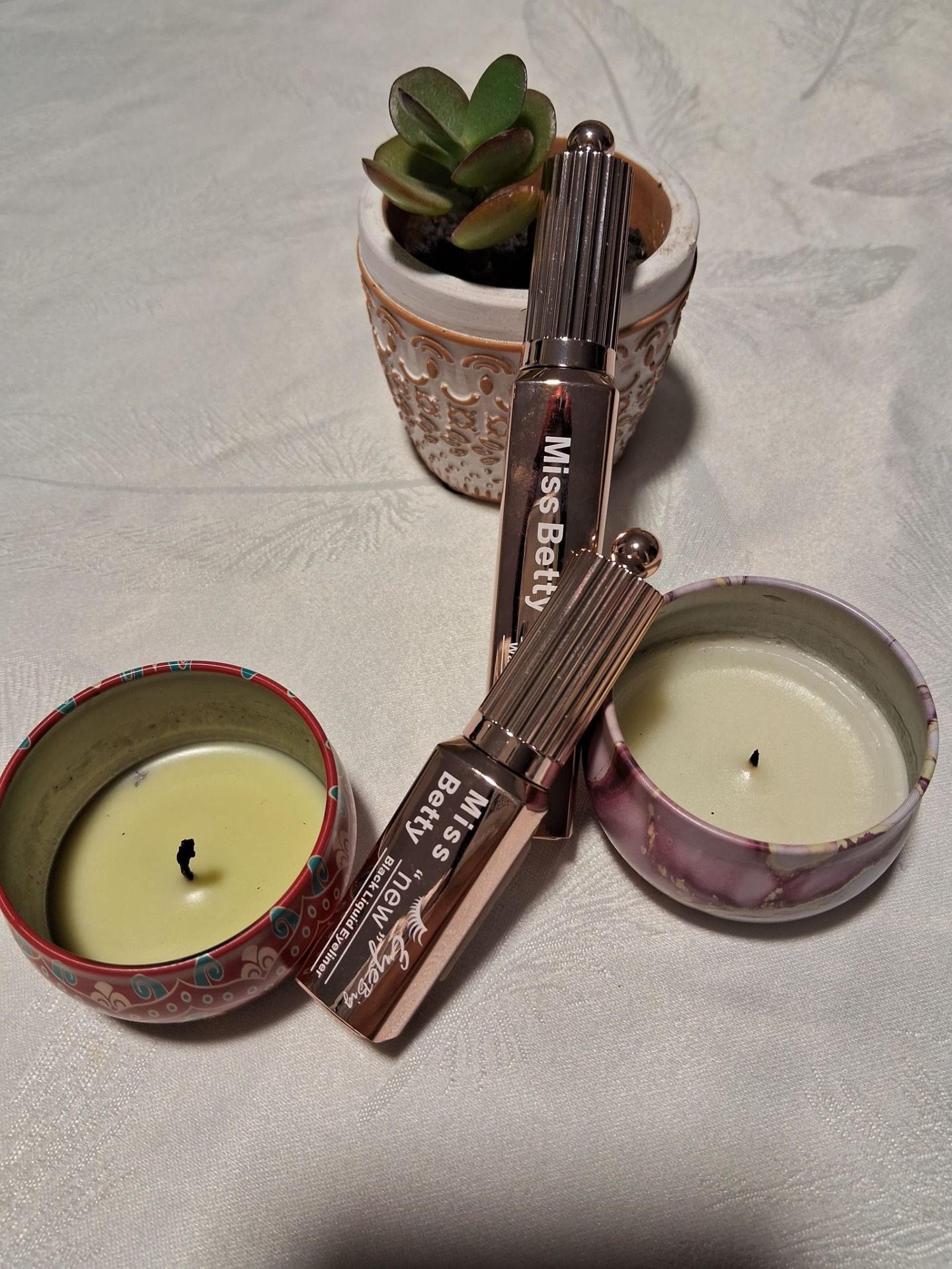 Mascara de pestañas $130 C/U       Delineador liquido $150 c/u